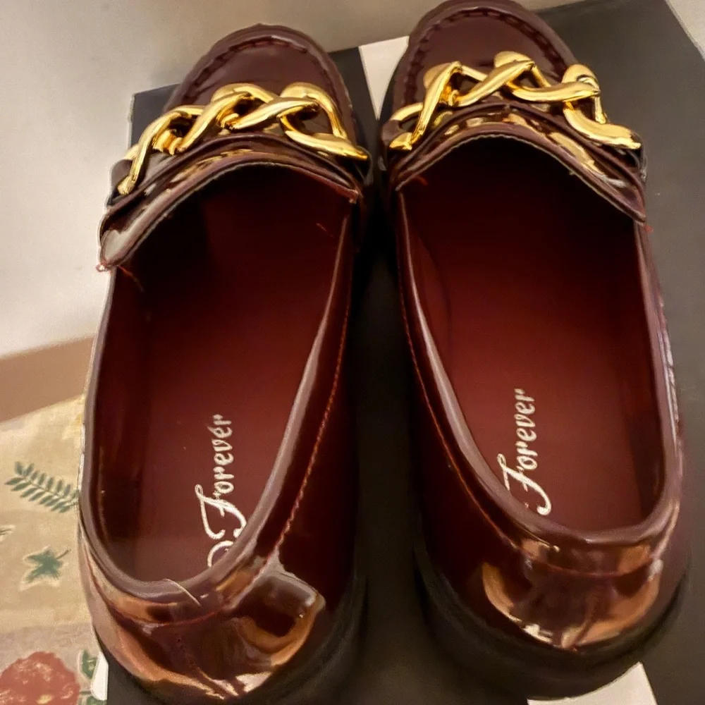Women’s Patent Leather Chain-Accent Loafers in burgundy - Picture 4 of 6